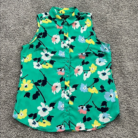 Banana Republic Women’s Green Floral Classic Fit Sleeveless Button Shirt -Size M - Picture 3 of 8